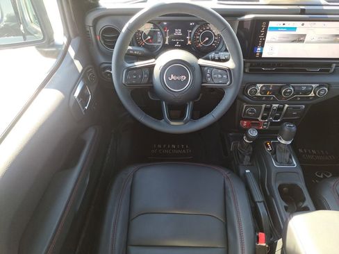 Used 2025 Jeep Wrangler Unlimited Rubicon image 11