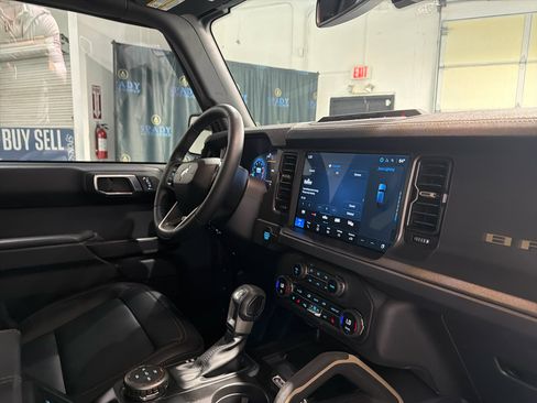 Used 2025 Ford Bronco Badlands image 31