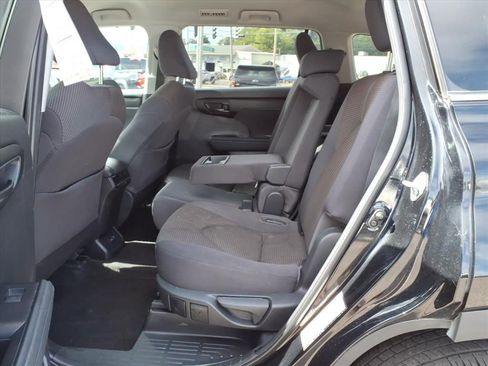 Used 2023 Toyota Highlander LE image 12