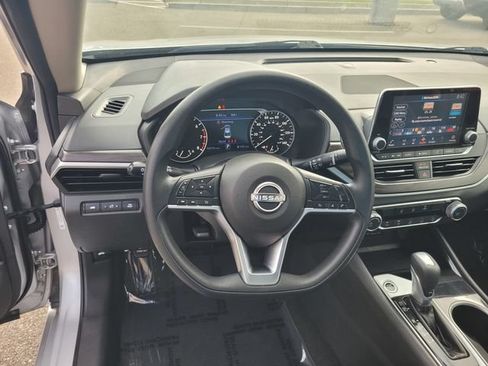 Used 2024 Nissan Altima 2.5 SV FWD image 30