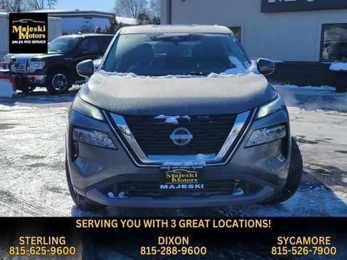 Used 2022 Nissan Rogue SV image 2