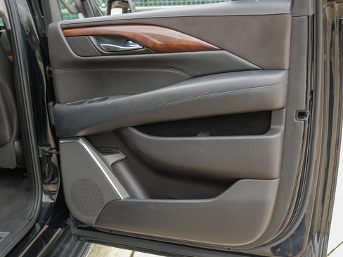 Used 2017 Cadillac Escalade ESV Luxury AWD/4WD image 49