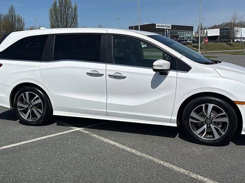 Used 2024 Honda Odyssey Touring image 3