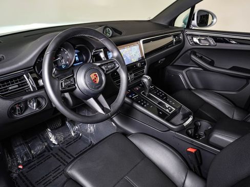 Certified 2026 Porsche Macan AWD/4WD image 4