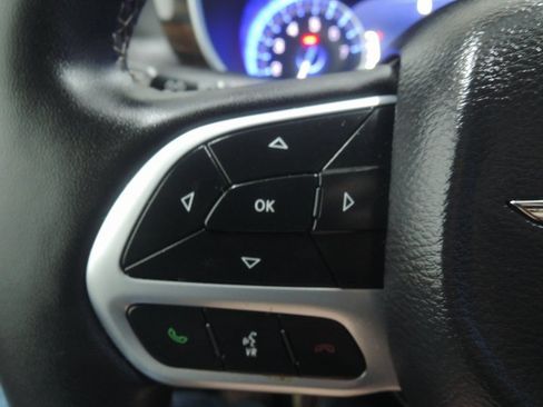 Used 2024 Chrysler Pacifica Limited FWD image 13