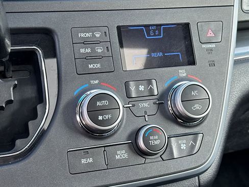 Used 2016 Toyota Sienna SE image 22