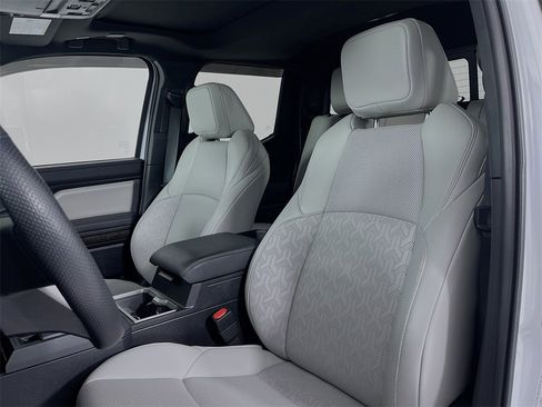 Used 2024 Toyota Tacoma Limited w/ Limited Package (LT) image 4