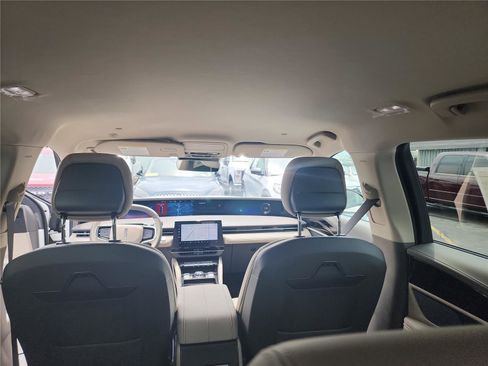 New 2025 Lincoln Nautilus Premier image 18