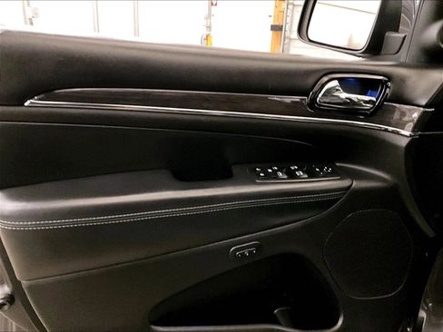 Used 2019 Jeep Grand Cherokee Overland AWD/4WD image 22