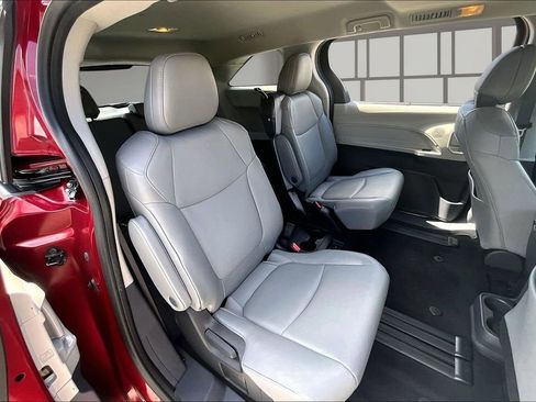 Used 2023 Toyota Sienna XLE FWD image 25