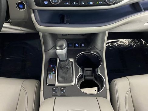 Used 2018 Toyota Highlander XLE image 19