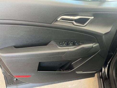 Used 2025 Kia Sportage LX image 18