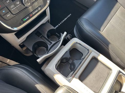 Used 2015 Chrysler Town & Country Touring image 26