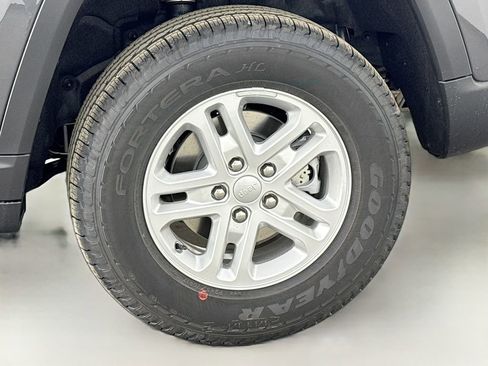 New 2025 Jeep Grand Cherokee Laredo w/ Luxury Tech Group I image 42