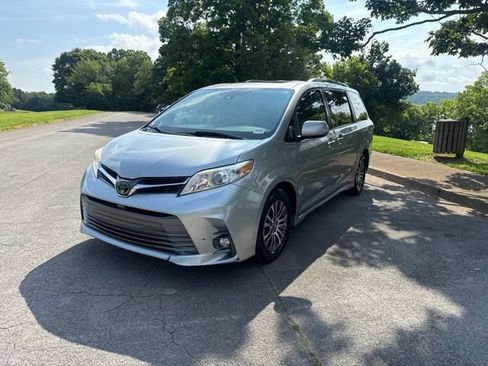 Used 2019 Toyota Sienna XLE FWD image 3