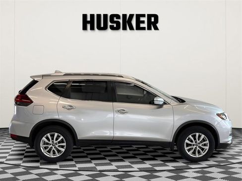 Used 2020 Nissan Rogue SV image 2