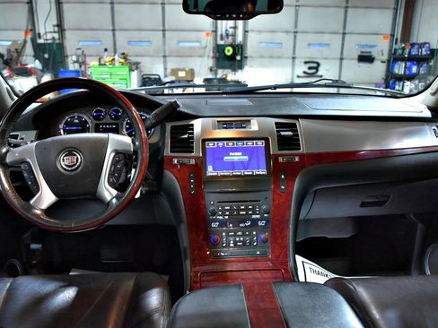 Used 2011 Cadillac Escalade ESV Premium image 39