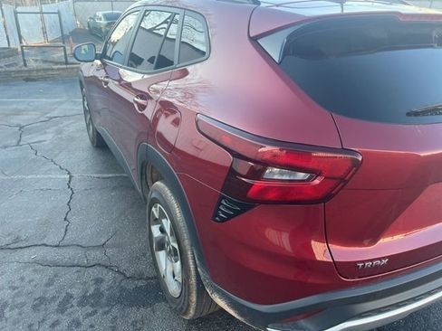 Used 2024 Chevrolet Trax LT w/ LT Convenience Package image 11