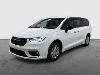 Used 2025 Chrysler Pacifica Select