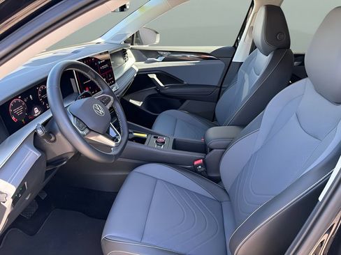 Used 2026 Volkswagen Tiguan SE AWD/4WD image 9