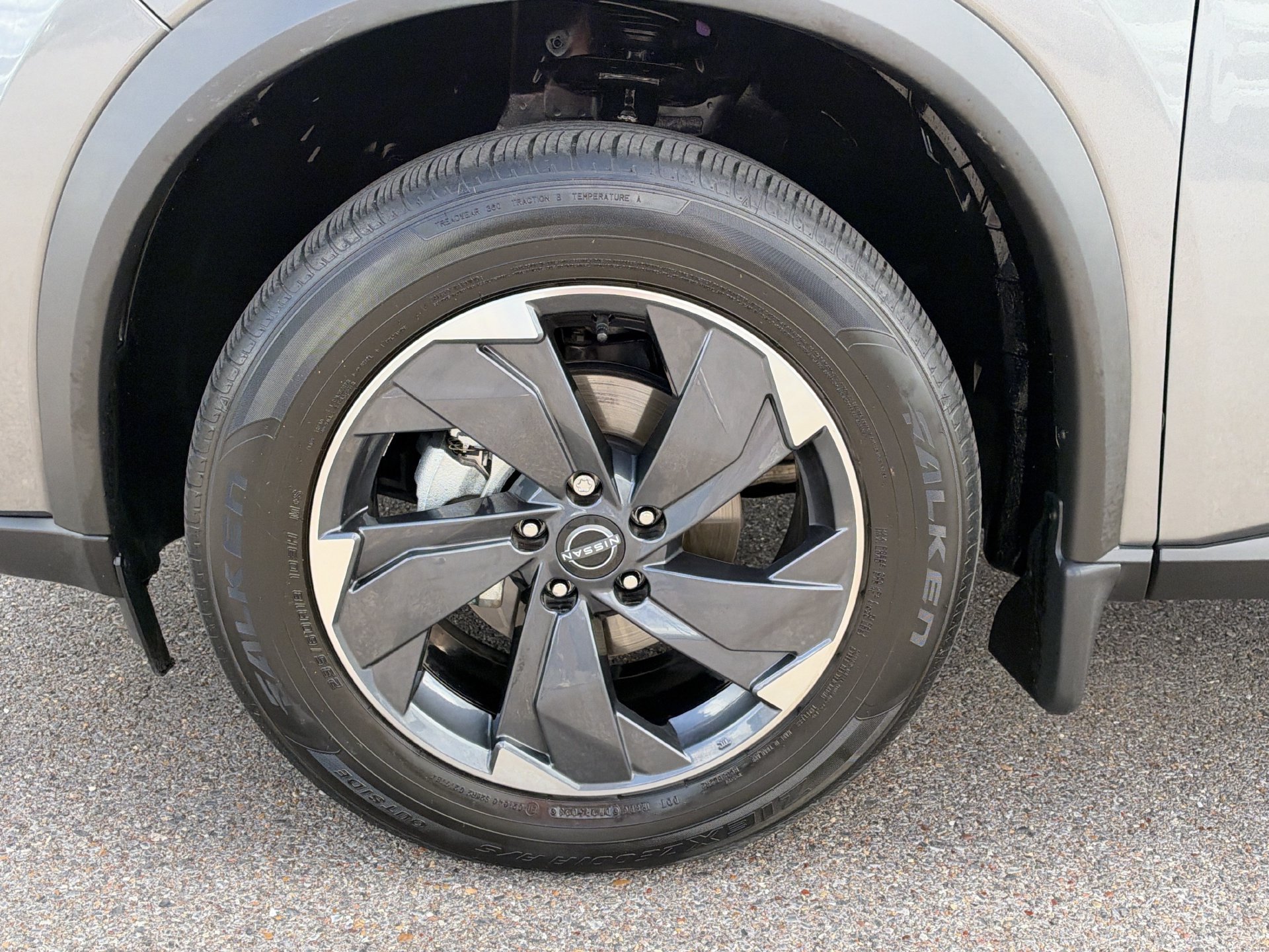Used 2024 Nissan Rogue SV w/ SV Premium Package FWD image 9