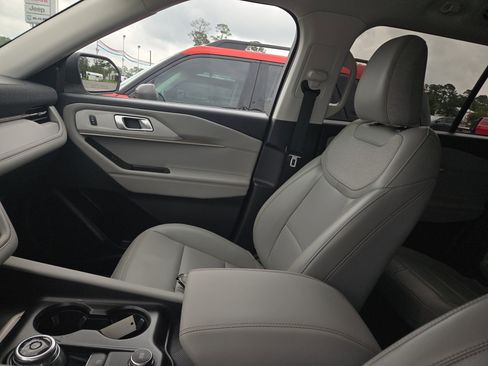 Used 2025 Ford Explorer Active w/ Active Comfort Package RWD image 16