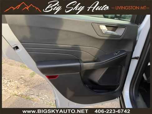 Used 2025 Ford Escape SE w/ Class II Trailer Tow Package FWD image 16