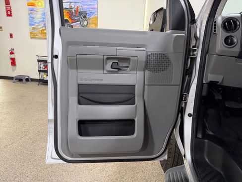 Used 2014 Ford E-250 and Econoline 250 w/ Power Group image 23