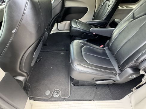 Used 2024 Chrysler Pacifica Touring-L FWD image 22