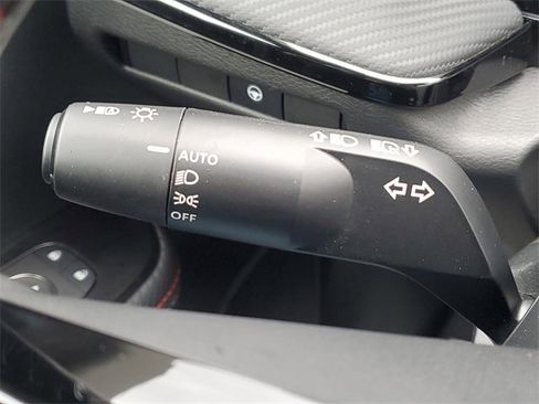 Certified 2025 Nissan Kicks SR image 12