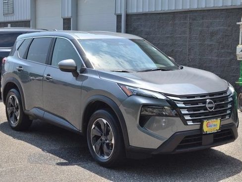 Used 2024 Nissan Rogue SV AWD/4WD image 2