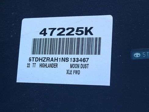 Certified 2022 Toyota Highlander XLE image 28