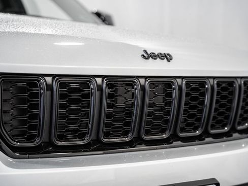 New 2025 Jeep Grand Cherokee Altitude image 11