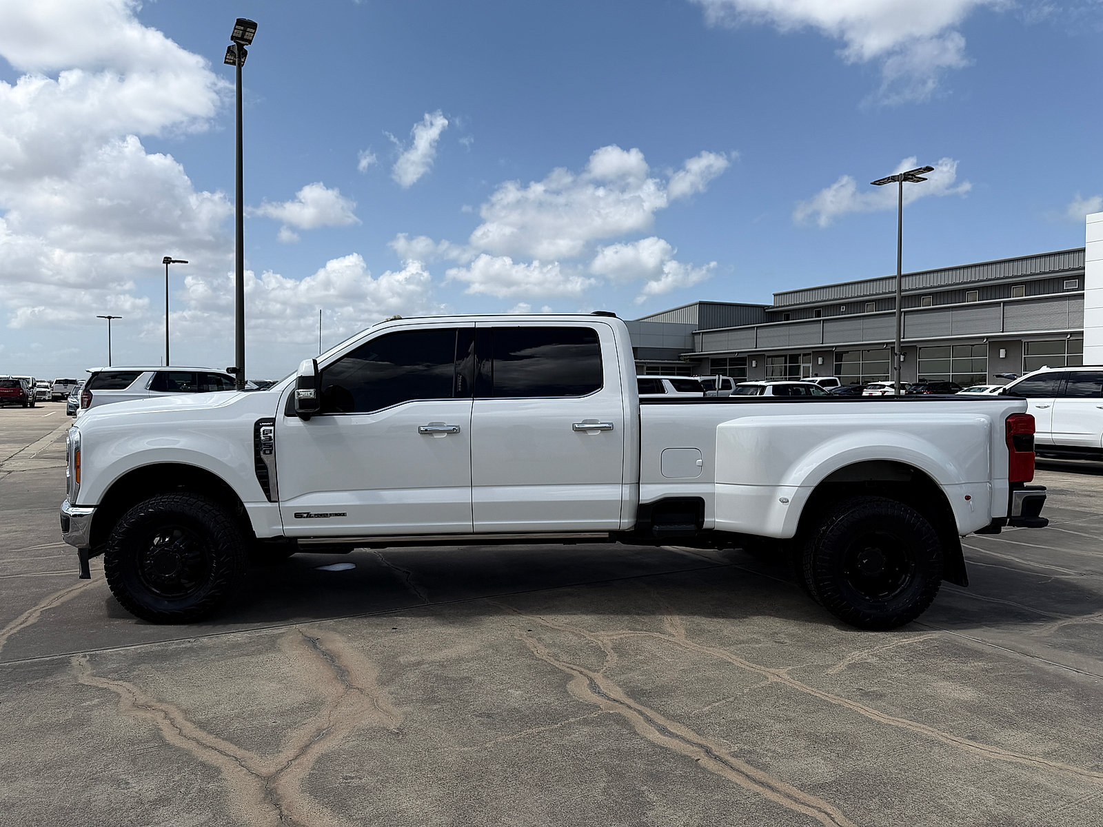 Used 2023 Ford F350 Lariat w/ Lariat Ultimate Package AWD/4WD image 4