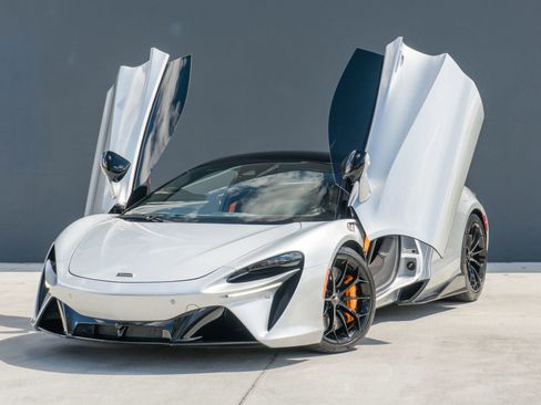 Used 2023 McLaren Artura RWD image 4