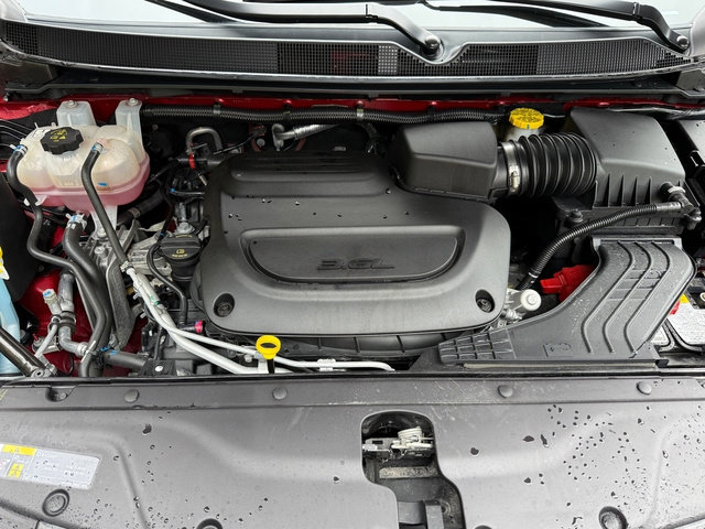 Used 2025 Chrysler Pacifica Limited FWD image 9