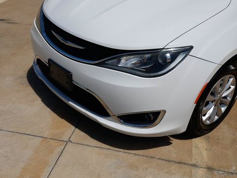 Used 2019 Chrysler Pacifica Touring-L FWD image 32