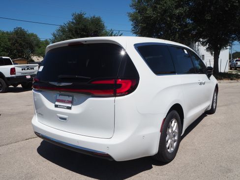 New 2025 Chrysler Pacifica Select w/ Uconnect Theater Family Group image 6