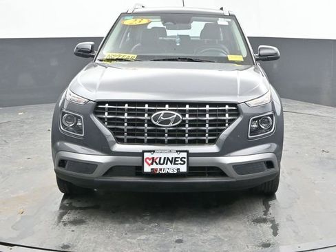 Used 2023 Hyundai Venue Limited image 4