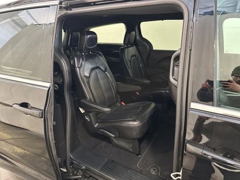 Used 2025 Chrysler Pacifica Select image 14