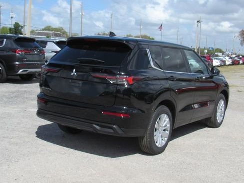 New 2026 Mitsubishi Outlander ES FWD image 3