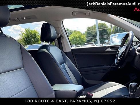 Used 2018 Volkswagen Tiguan SEL AWD/4WD image 7