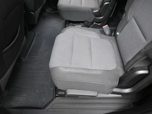 Used 2022 Chevrolet Traverse LT FWD image 24