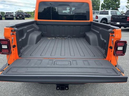 Used 2025 Jeep Gladiator Mojave w/ Safety Group AWD/4WD image 9