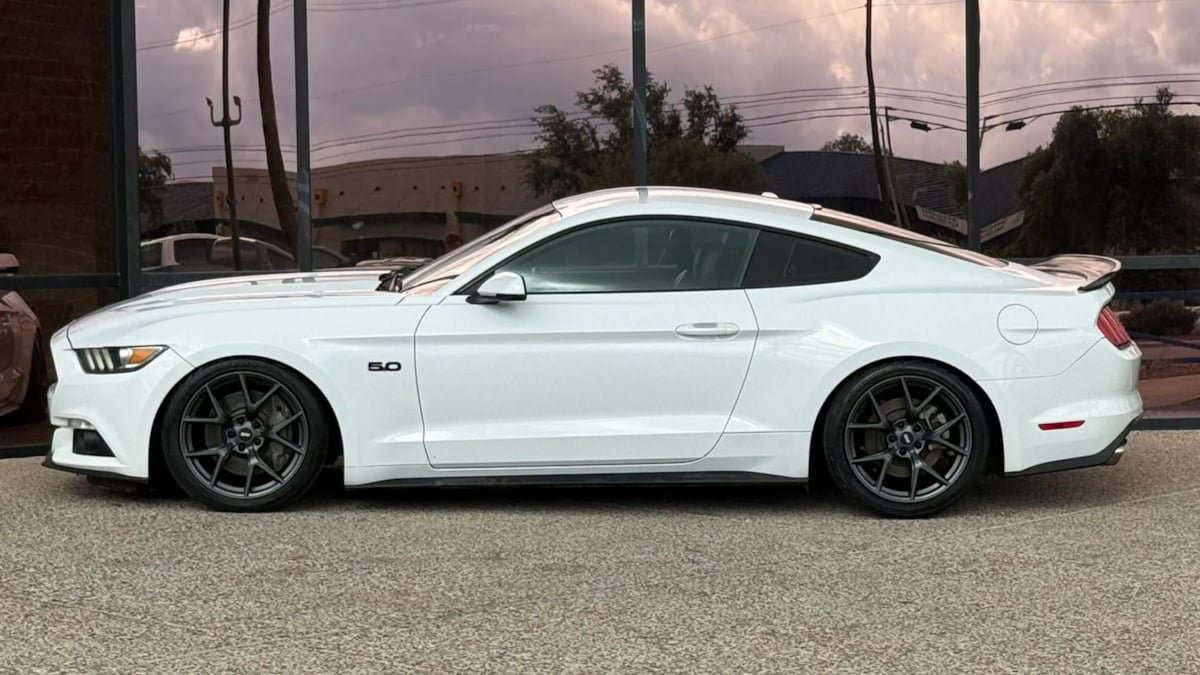 Used 2016 Ford Mustang GT Premium w/ Black Accent Package RWD image 4