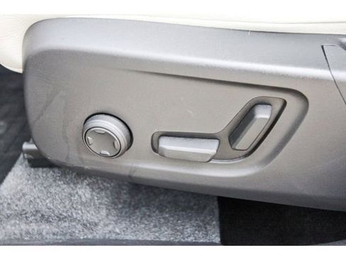 Used 2025 Volvo XC40 B5 Plus w/ Protection Package Premier image 26