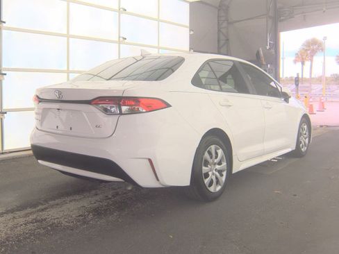 Used 2021 Toyota Corolla LE FWD image 4
