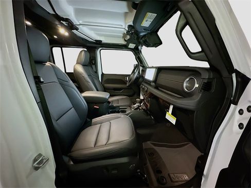 New 2025 Jeep Gladiator Sport image 30