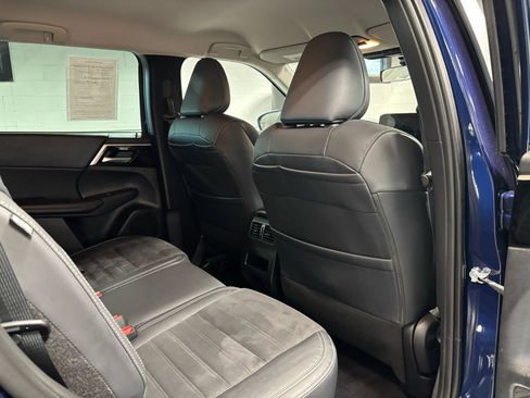 Used 2023 Mitsubishi Outlander SE Black Edition image 18