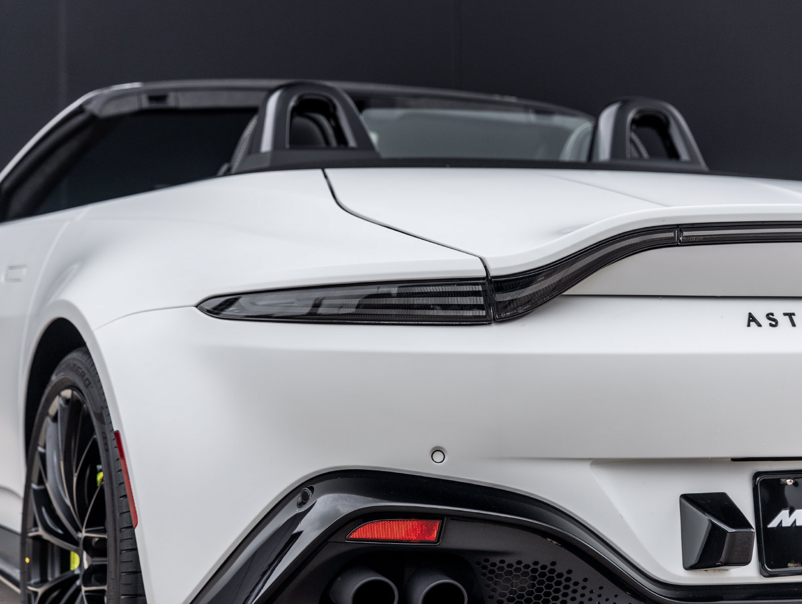 Used 2023 Aston Martin V8 Vantage Roadster RWD image 13